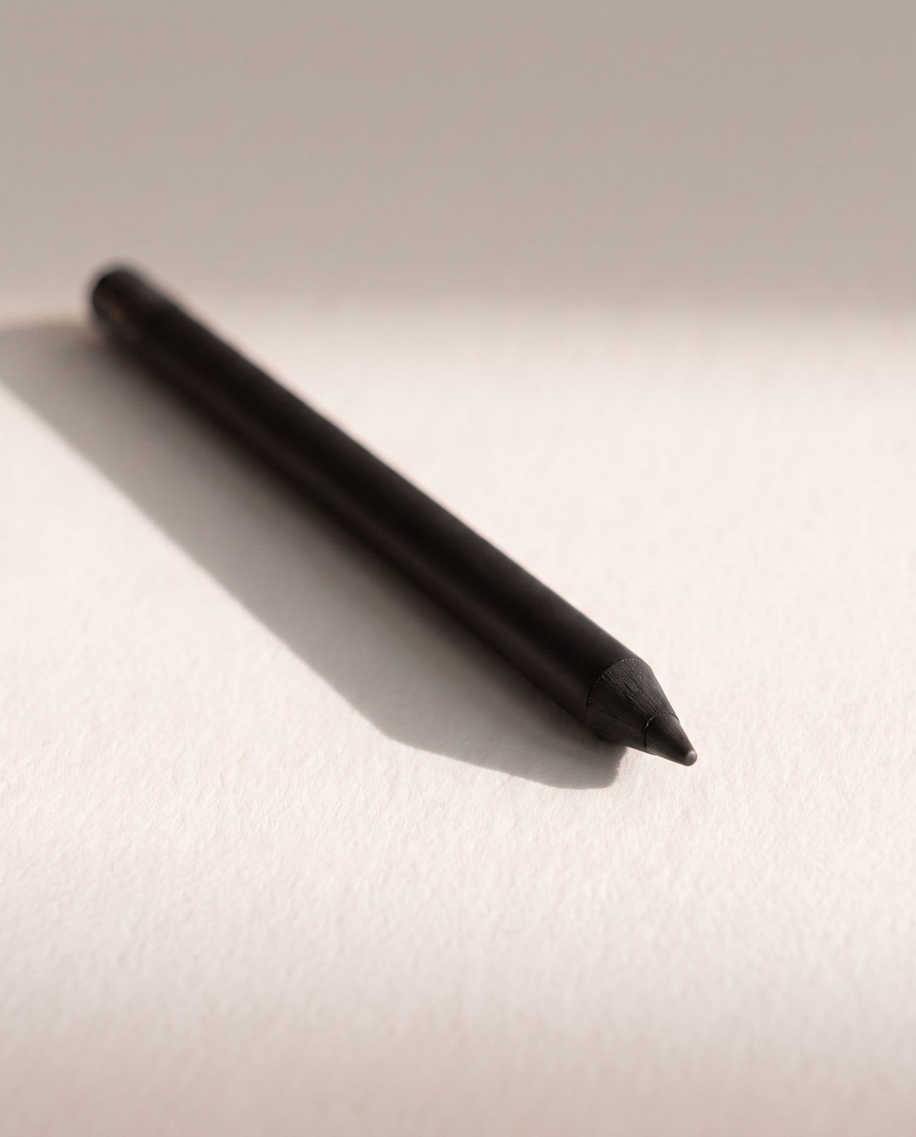 Fumée — the kohl pencil from another angle